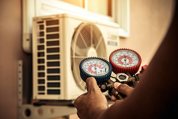 Professional Ac Installation technician working in Johnston, IA